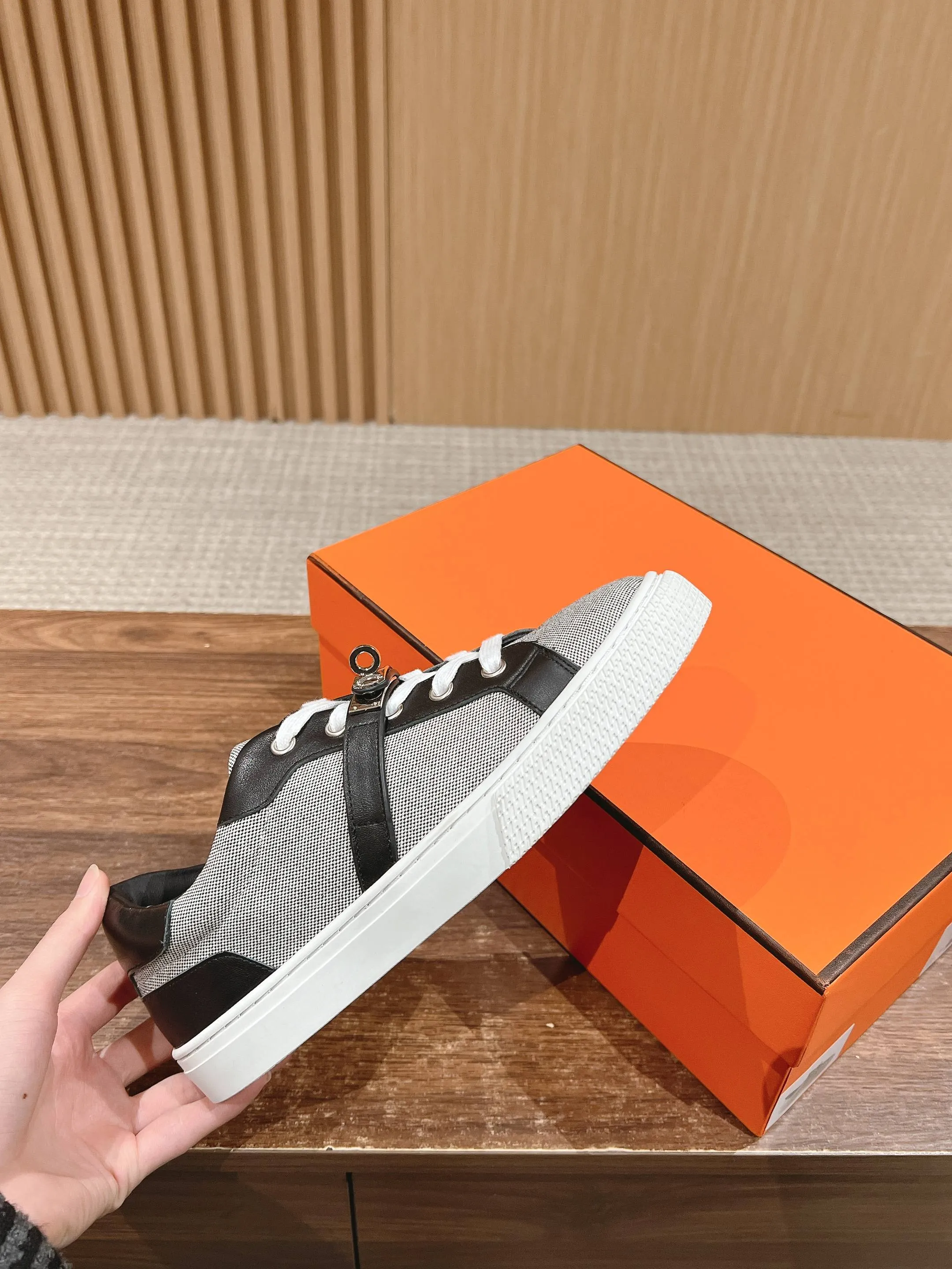 👟👟Ex-factory price 520👟👟 [Cloth cover]🍓 𝐇𝐄𝐑𝐌𝐄𝐒 Hermès classic couple model #𝐊𝐞𝐥𝐥𝐲 buckle casual white shoes skateboard shoes, no shoes collision at all, full of unknown Hermès It’s rare to find flat casual shoes, and they come with classic palladium-plated Kelly shoe buckles! People will fall in love with it at first glance. It is very versatile ~ you can wear it with skirts and pants at will. 🉑️Close your eyes and look super noble. ❥ MATERIAL Specific cowhide/canvas material, sheepskin lining, original molded TPU outsole Size: 35-44